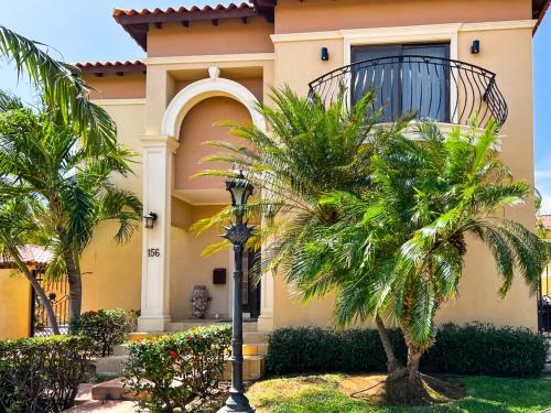 Luxury Villa In Gold Coast 3 Community Pools, Palm Eagle Beach