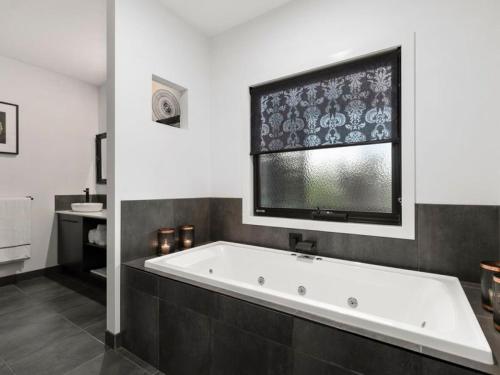 Campania Spa Suite 2 – Meeniyan, MS