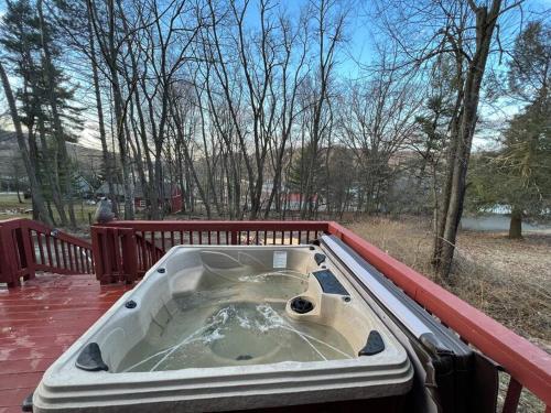 Cubs Den - Hot Tub- Walk to Lake- Fire Pit - Kayaks, Oakland (foto 4)