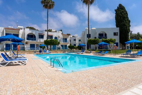 Úszómedence, Sea Breeze 1-BR Apt in Pyla in Píla