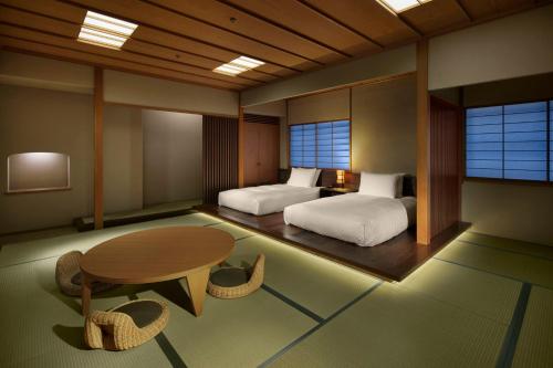 2 twin beds, 6 futon beds