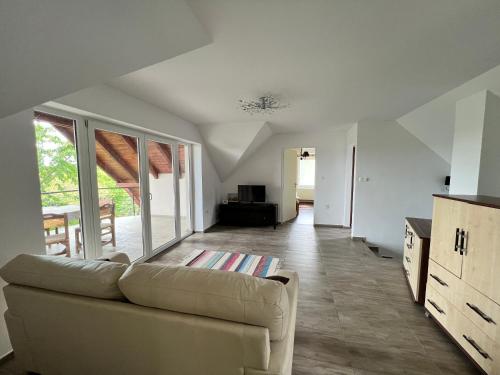 ‘NEW’ Sunkissed Villa on the Old Hill in ซิเกตี โจเซฟ