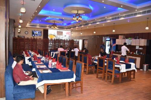 Restaurant, Hotel Laxmi Vilas Palace in Hajipur
