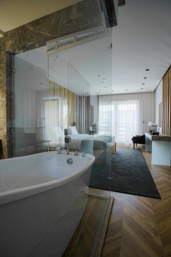 Υδρομασάζ, Ador Hotel in Πρίστινα