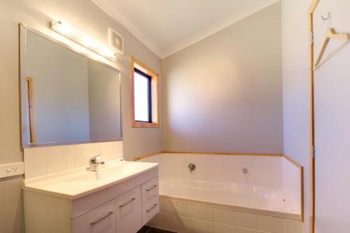 Bathroom, Parkview Apartments in Tongariro National Park