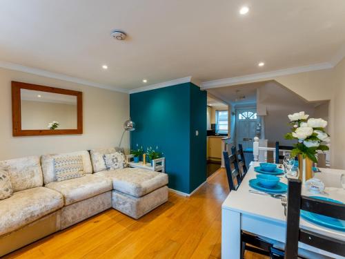 Pass the Keys Lovely 4 storey 3 bedroom Townhouse with parking gîte à louer www.organix.co