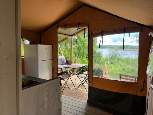 'Glamping' Angelzelt am See mit Steg und Boot (Mecklenburger Seenplatte)