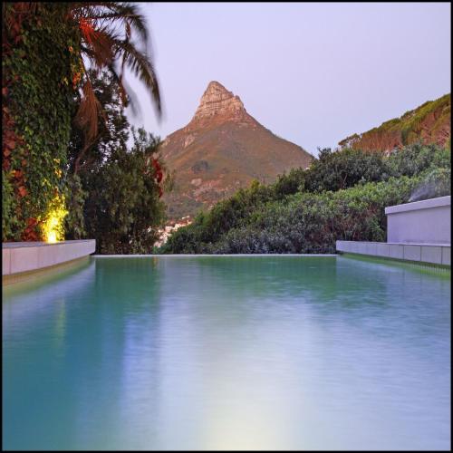 Five-Bedroom House with Private Pool image 10