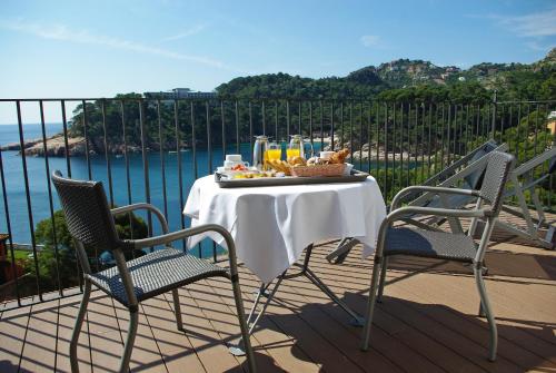 Double or Twin Room with Terrace and Sea/Beach View