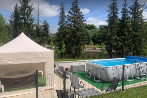 Stunning 3-Bed Cottage opposite chateau and canal gîte à louer Montertelot