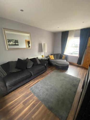 Town villa with charming garden, bbq area & Sleeps 6 in Cashel