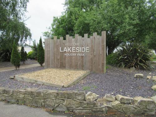 Vchod, Chichester Lakeside Self-Catering Holiday Home in Merston