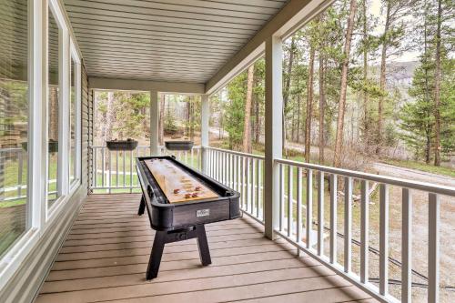 Rustic Escape with Deck, Hot Tub and Mountain Views in 天鵝谷(ID)