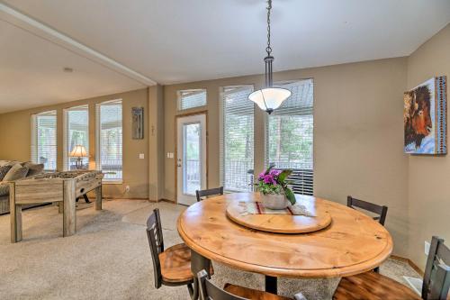 Rustic Escape with Deck, Hot Tub and Mountain Views in 天鵝谷(ID)