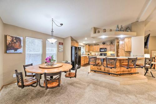 Rustic Escape with Deck, Hot Tub and Mountain Views in 天鵝谷(ID)