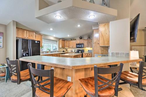 Rustic Escape with Deck, Hot Tub and Mountain Views in 天鵝谷(ID)