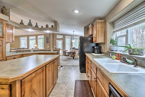 Rustic Escape with Deck, Hot Tub and Mountain Views in 天鵝谷(ID)