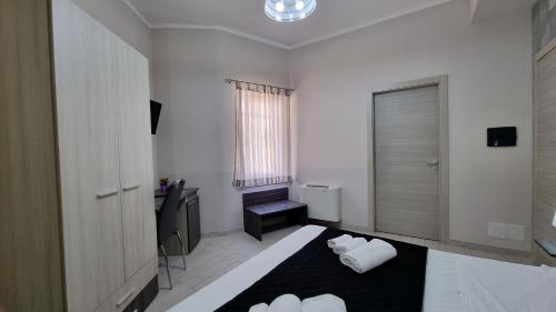 Double Room image 7