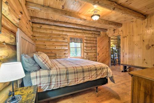 The Red Pine Cabin with Private Pond and Dock! The Red Pine Cabin with Private Pond and Dock!