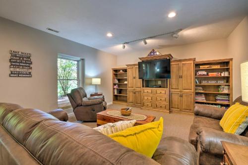 The Red Pine Cabin with Private Pond and Dock! The Red Pine Cabin with Private Pond and Dock!