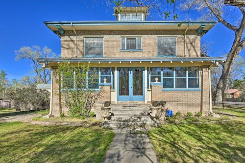 Spacious Old Saguache Manor - Built in 1914 in Saguache, USA