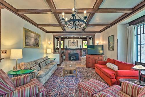 Spacious Old Saguache Manor - Built in 1914 in Saguache, USA