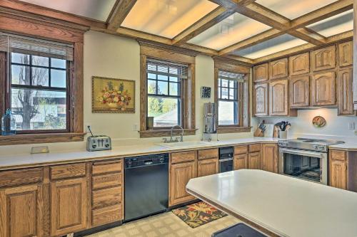 Spacious Old Saguache Manor - Built in 1914 in Saguache, USA