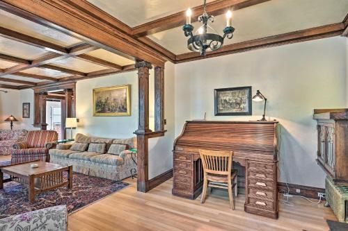 Spacious Old Saguache Manor - Built in 1914 in Saguache, USA