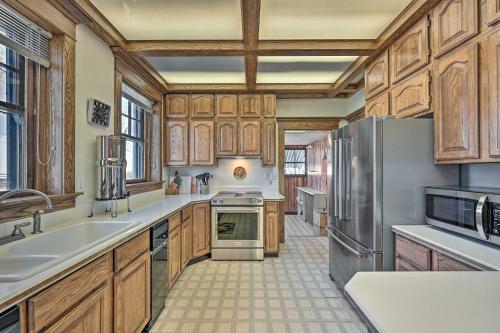 Spacious Old Saguache Manor - Built in 1914 in Saguache, USA