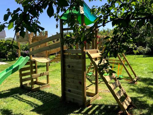 สนามเด็กเล่น, A Casa da Celeste in เนลาส