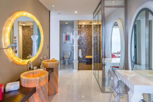 room detail thumbnail 2