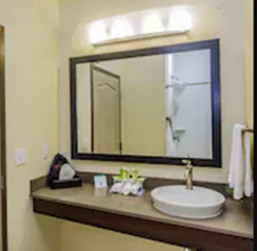 Holiday Inn Express & Suites Cheektowaga North East, an IHG Hotel