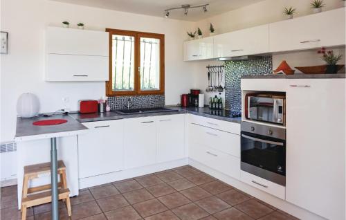 virtuve, Amazing Home In Cruzy in Cruzy
