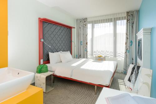 Standard Double Room image 6