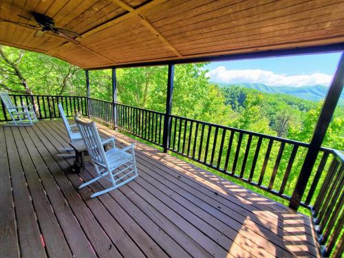 Mountain Ridge 2 King Bedrooms, Hot Tub, Mountain Views, FREE Tickets image