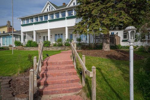 Inn at Beulah Beach on Crystal Lake