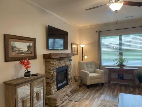 Cades Cove Peaceful Place with Fireplace in Townsend, USA