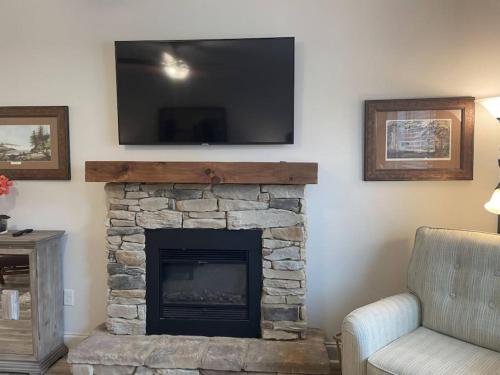 Cades Cove Peaceful Place with Fireplace in Townsend, USA