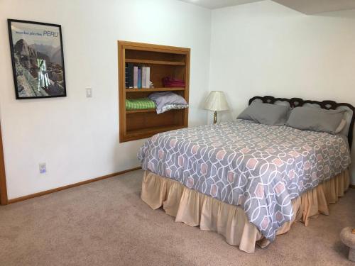 Private walk-out basement apt at Indian Peaks Golf Course in Lafayette (CO)