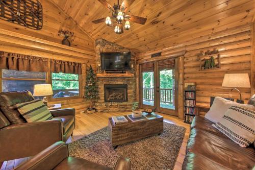 Peaceful Forest Escape with Game Room and Hot Tub in Blue Ridge, USA