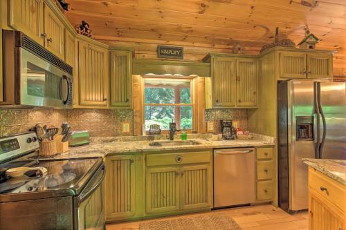 Peaceful Forest Escape with Game Room and Hot Tub in Blue Ridge, USA