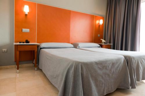 2 twin beds