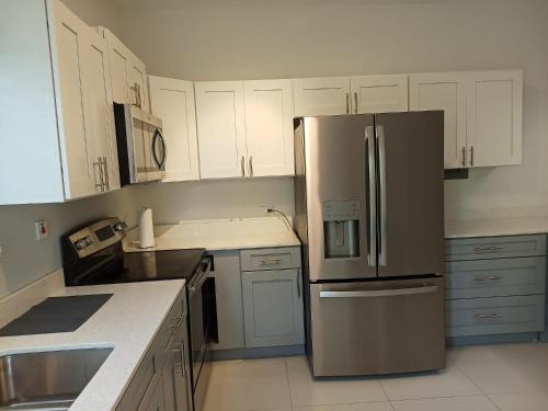 Luxury 2 Bedroom Rooftop pool View unit #3 in Corral Spring