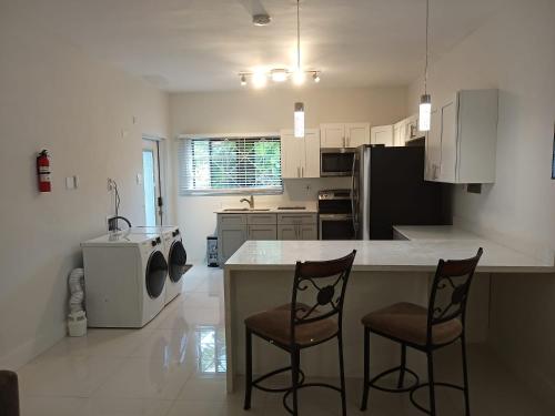 Luxury 2 Bedroom Rooftop pool View unit #3 in Corral Spring