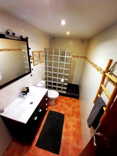 Bathroom, Cornukarma Apartamiento La Capella in Cornudella