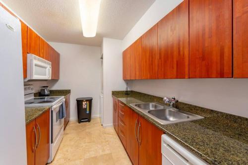 4BR APT with Bay View at Brickell, Free Parking, Miami (photo 9)