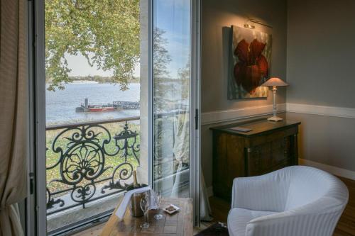 Book the Deluxe Double Room Garonne View Deluxe Double Room Garonne View