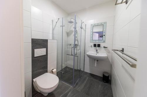 Zeltweg-Rooms - Tap to explore photos