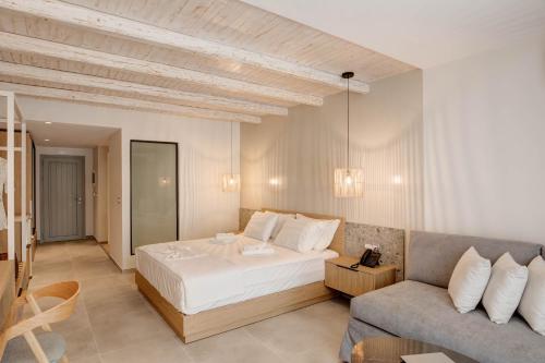 Deluxe Suite with Sea View image 10