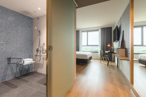 room detail thumbnail 2